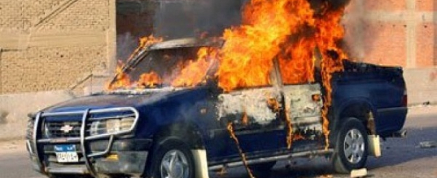 مجهولون يشعلون النيران فى سيارتى شرطة أمام قسم مينا البصل