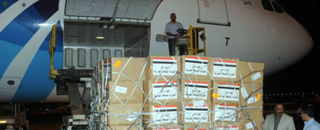 الجيش يرسل 13 طن مواد غذائية للمصريين على الحدود التونسية