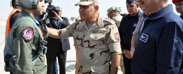 وزير الدفاع يتفقد عناصر للقوات الجوية للوقوف على جاهزيتها لحماية حدود البلاد
