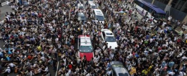 إطلاق الغاز المسيل للدموع على آلاف يطالبون بالديمقراطية في هونج كونج