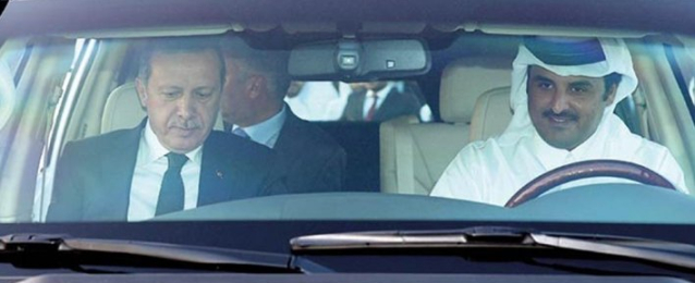 أمير قطر يقود السيارة لـ”أردوغان”