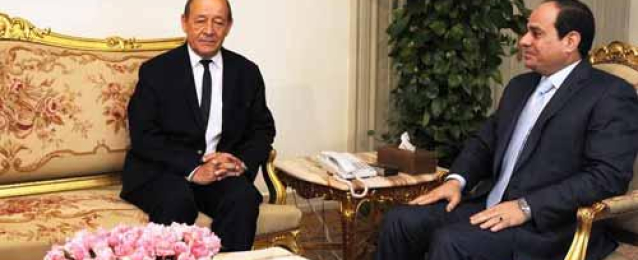 السيسي يلتقي وزير دفاع فرنسا.. وقمة مرتقبة مع أولاند على هامش الجمعية العامة للأمم المتحدة