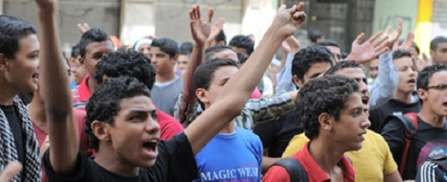 طلاب الثانوية يواصلون احتجاجهم أمام جامعة الإسكندرية لفتح التحويل الورقي
