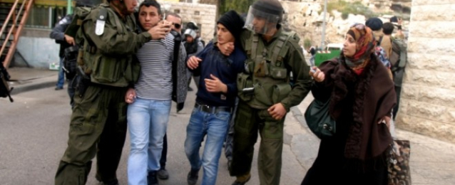 قوات إسرائيلية تعتقل 17 فلسطينيًا من قرية جنوب جنين بالضفة الغربية
