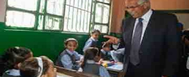 محافظ القاهرة : يصدر تعليماته بسد العجز من الأثاث بمدرسة بالمعصرة
