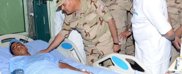 وزير الدفاع يزور مصابى القوات البحرية بمستشفي الجلاء العسكرى