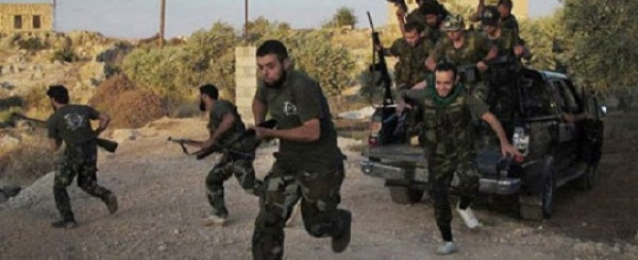 40 قتيلا في اشتباكات بين مسلحين موالين للنظام السوري ومقاتلين معارضين