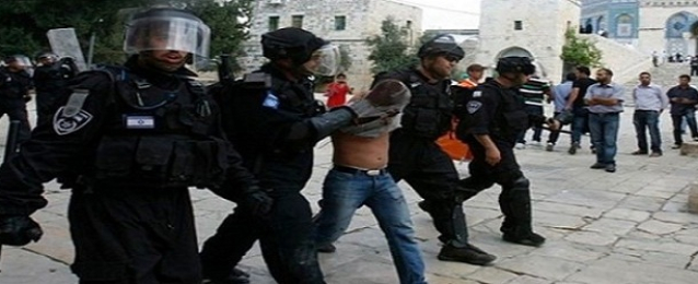 الاحتلال الإسرائيلي يعتقل عددا من الشباب الفلسطيني