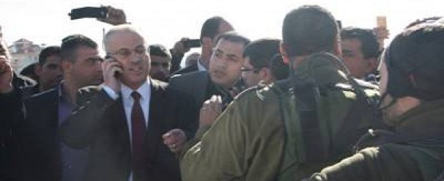 القوات الاسرائيلية توقف موكب رئيس الوزراء الفلسطيني