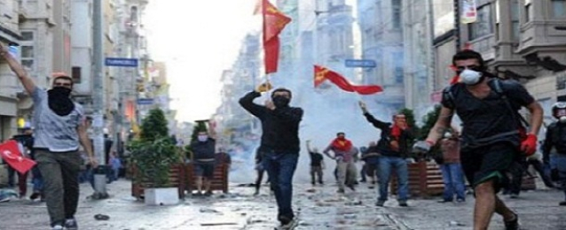 صدامات عنيفة بين الشرطة ومتظاهرين أمام «قصر أردوغان الأبيض»