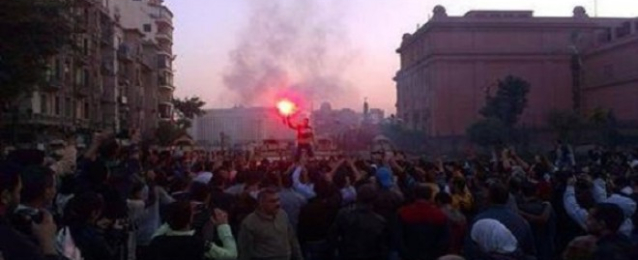 تجمع العشرات من بعض القوى الثورية أمام مدخل ميدان التحرير تنديدًا ببراءة مبارك