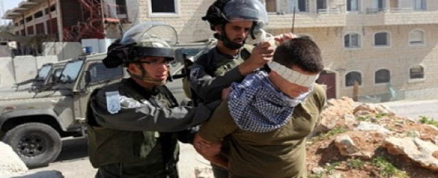 إسرائيل تعتقل 12 فلسطينيا في الضفة الغربية