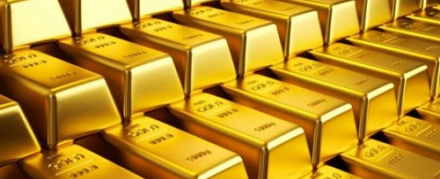 الذهب عند أعلى مستوى في أسبوع محافظا على مكاسبه