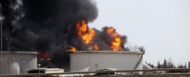 انفجار خزان نفط بميناء السدرة الليبى.. وإخلاء المنطقة