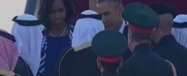 العاهل السعودي يستقبل أوباما فى مطار الملك خالد بالرياض لتلقي العزاء