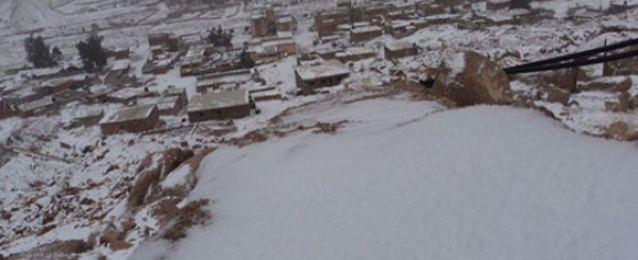 تساقط الثلوج على شمال سيناء.. وتواصل إغلاق ميناء العريش لسوء الأحوال الجوية