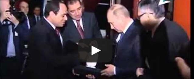 الرئيس السيسى يقيم حفل عشاء للرئيس الروسى بوتن ببرج القاهرة ويتبادلان الهديا التذكارية