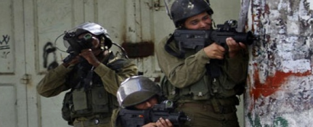 قوات الاحتلال تعتقل 12 فلسطينيا خلال حملة واسعة بالضفة الغربية