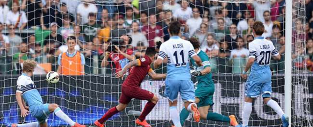 روما يهزم لاتسيو في مباراة مثيرة ويصعد لدوري أبطال أوروبا