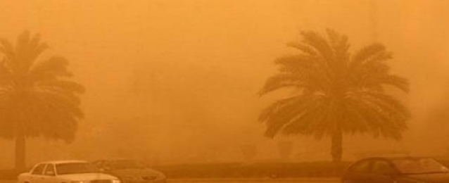 عاصفة ترابية تضرب القاهرة تسبب انعدام جزئي للرؤية