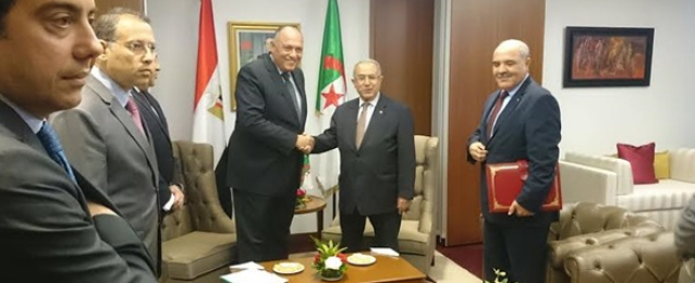 وزير الخارجية يلتقي لعمامرة في مستهل زيارته إلى الجزائر.. وتعزيز العلاقات أبرز الملفات