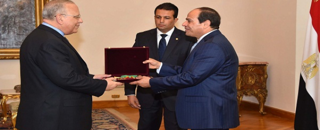 الرئيس السيسي يمنح وسام الجمهورية للرئيس السابق لمحكمة النقض