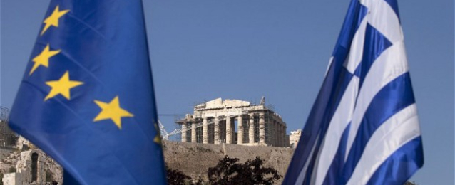 البيت الأبيض يدعو اليونان والاتحاد الأوروبي لإيجاد تسوية تضمن بقاء أثينا بمنطقة اليورو