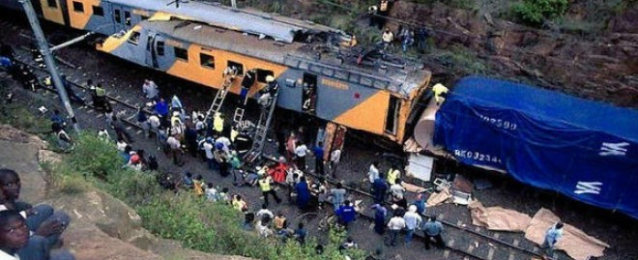 إصابة أكثر من 300 شخص في تصادم قطاري ركاب في جنوب أفريقيا