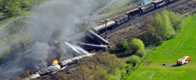 قطار أمريكي ينقل مواد كيميائية سامة يخرج عن السكة وتشتعل فيه النيران