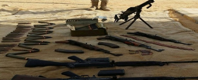أهالي سيناء يسلمون عددا من الأسلحة لقيادة الجيش الثالث