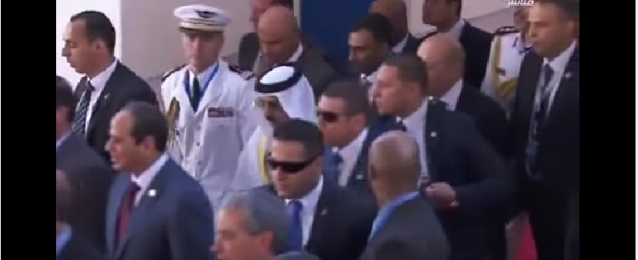 الرئيس عبد الفتاح السيسي يصطحب ضيوف مصر للمنصة الرئيسية للاحتفال