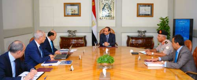 الرئيس يجتمع بمهاب مميش وعدد من مسئولي مشروع التنمية بمنطقة القناة