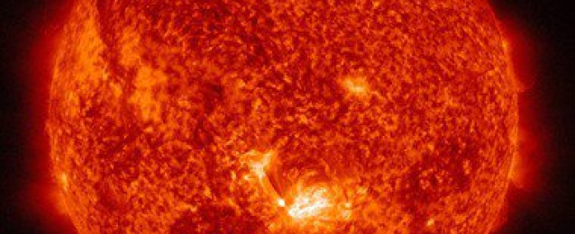 وكالة الفضاء الأمريكية “ناسا” تلتقط صورة لانفجارات متوسطة بالشمس