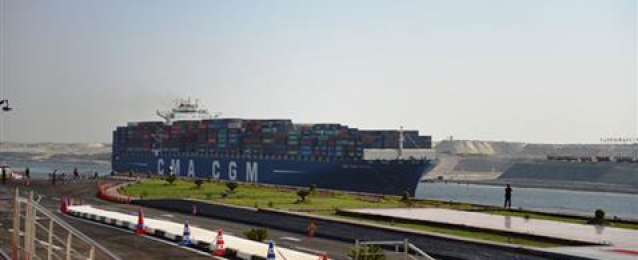 مميش: 63 سفينة عبرت مجريي قناة السويس الجديد والقديم بحمولة 3.3 مليون طن