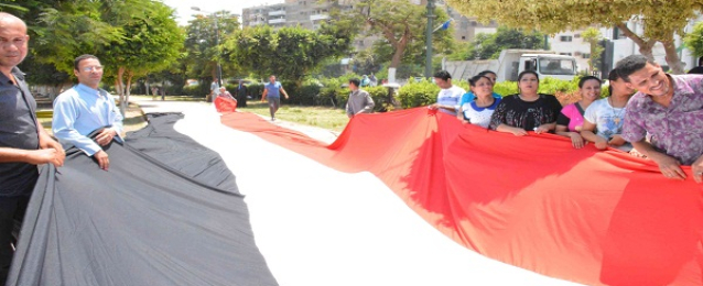 فرد أول علم مصري بطول 5 كليو مترات بالمجري الملاحي لقناة السويس الجديدة