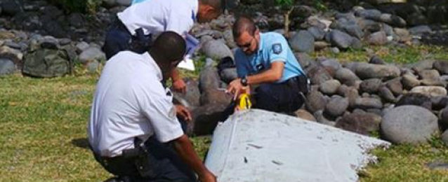 لغز الطائرة الماليزية يطفو من جديد على شواطئ ريونيون ..ومحققون يصلون فرنسا لفحص قطعة من جناحها