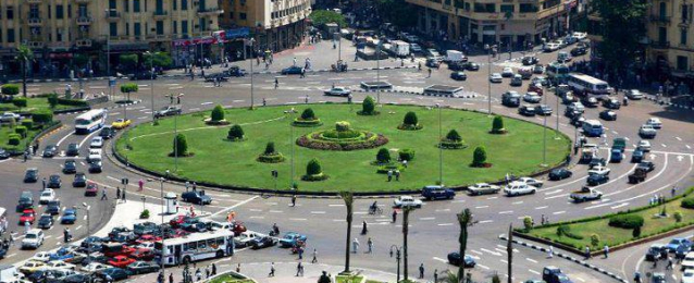 توافد عدد من المواطنين على ميدان التحرير للاحتفال بافتتاح قناة السويس الجديدة