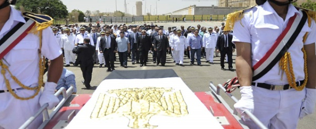 وزير الداخلية ومحافظ السويس يتقدما مشيعى جنازة نائب مأمور قسم شرطة فيصل