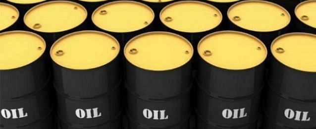 النفط يتراجع بسبب قوة الدولار وتخمة المعروض