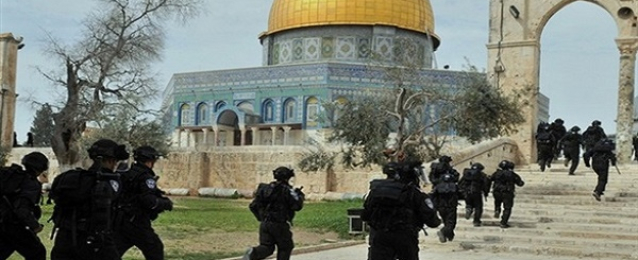 مستوطنون إسرائيليون يقتحمون المسجد الأقصي وسط حراسة شرطة الاحتلال