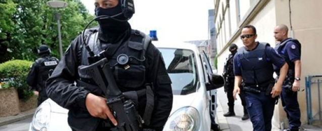 اعتقال 6 من عائلة أحد منفذي هجمات باريس الإرهابية
