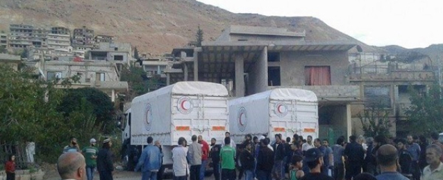 قافلات الإغاثة تبدأ في التحرك لـ”مضايا” المحاصرة بريف دمشق