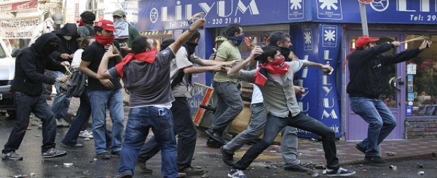 إصابة شخصين بجروح بعد فتح النار على متظاهرين سلميين بجنوبي تركيا
