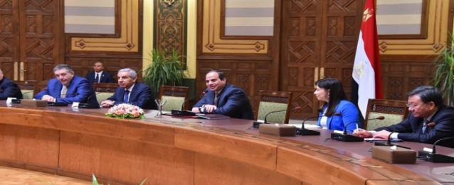 الرئيس السيسي يستقبل وفدا من المستثمرين المشاركين في “ملتقى مصر”