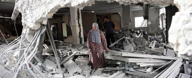قوات الاحتلال تجبر فلسطيني على هدم منزله بيديه