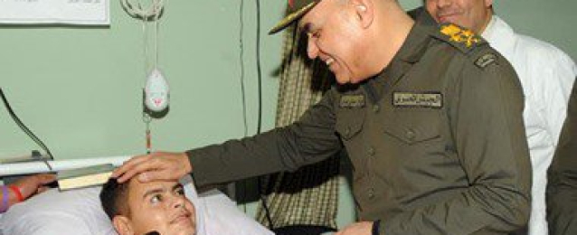 وزير الدفاع يزور المصابين خلال عمليات مكافحة الإرهاب بالمستشفيات العسكرية