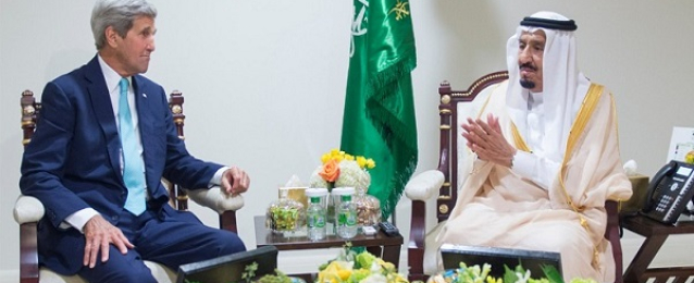 كيري يصل السعودية سعيا للدفع نحو حل للنزاع في اليمن