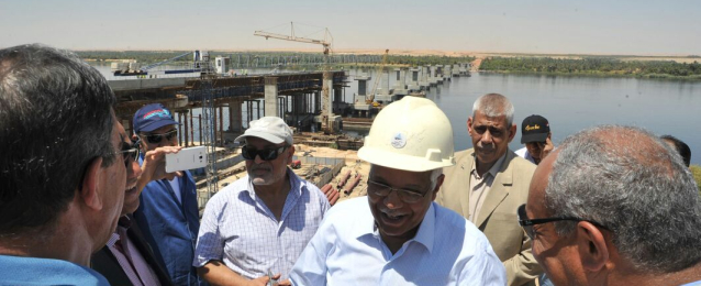 وزير النقل يتابع تنفيذ محور كوبرى كلابشة على النيل شمال أسوان