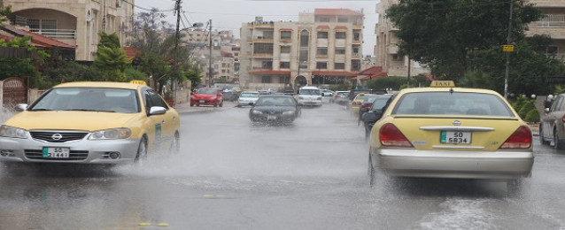 الأمطار تعم مناطق بالأردن.. والأرصاد تحذر من تشكل السيول