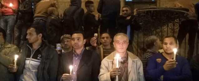بالصور.. إضاءة الشموع أمام الكاتدرائية على روح الضحايا